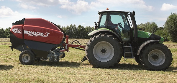 Variable chamber round baler Monster with belts